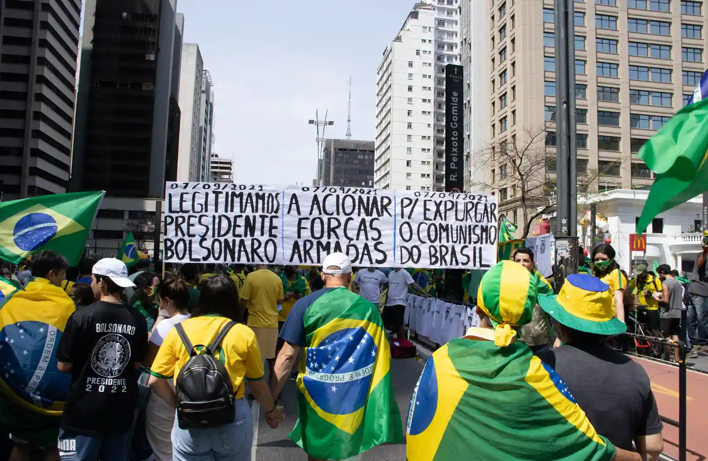 Multidão com bandeira do Brasil